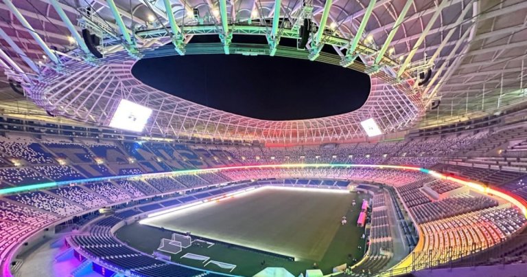   مشاهد حصرية من قلب ملعب طنجة: استعدادات مُكثّفة لحفل الافتتاح قُبيْل مباراة المغرب وموزمبيق