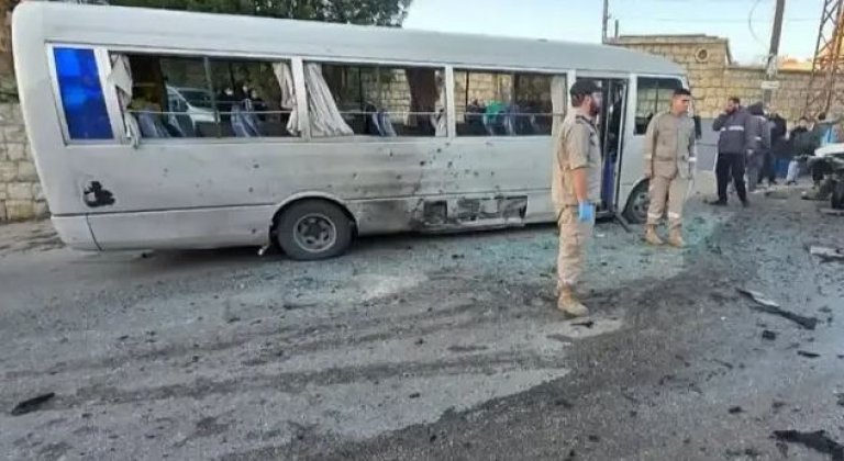 إصابة طلاب بقصف إسرائيلي لسيارة أمام حافلة مدرسية جنوبي لبنان  